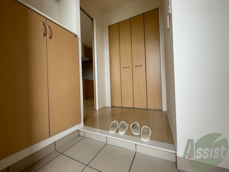 玄関　玄関から撮影しました。階段には手すりがあるのが、ポイントです