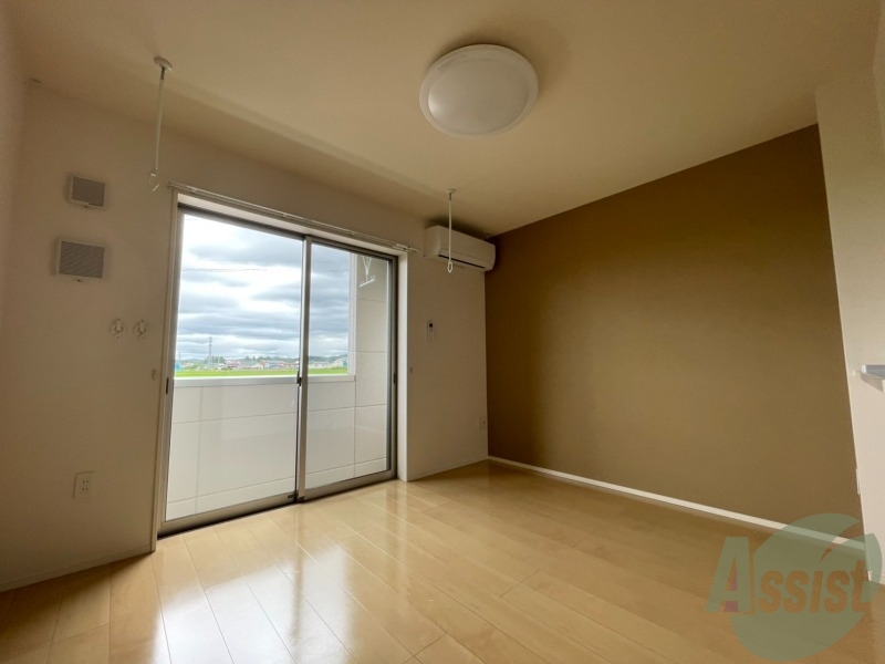 居室・リビング　リビングは１１．３帖のＬＤＫです。隣の洋室から撮影しました。