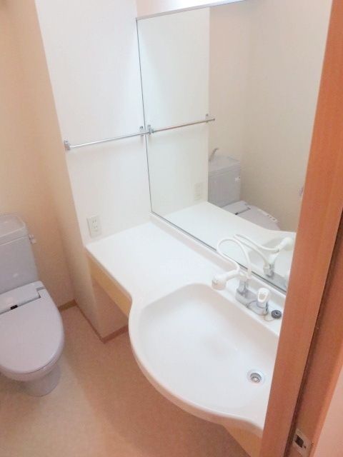 洗面設備　★鏡の大きな洗面台です★