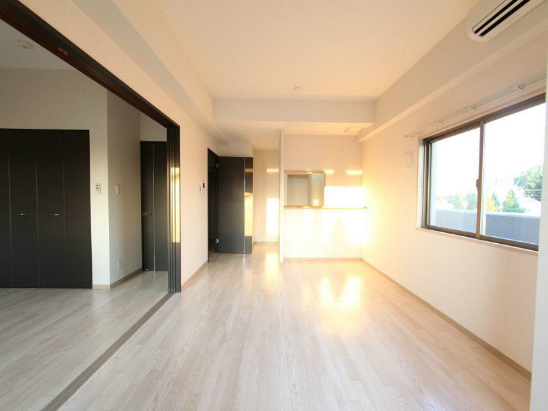 居室・リビング　ＬＤＫ13.3帖　洋室6帖とつなげても仕切っても使えます