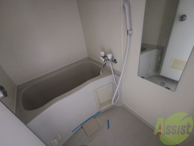 バス・シャワールーム　バスルームは狭すぎず、シャワーも浴びやすそうです。