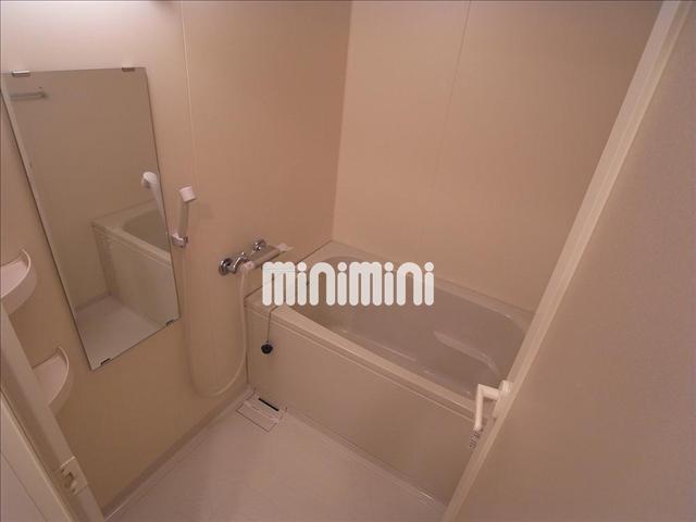 バス・シャワールーム　大きな鏡付きバスルーム