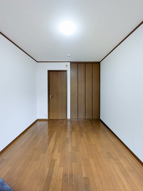 その他部屋・スペース　南西向き洋室6帖☆収納スペースがあります♪荷物をたっぷり収納