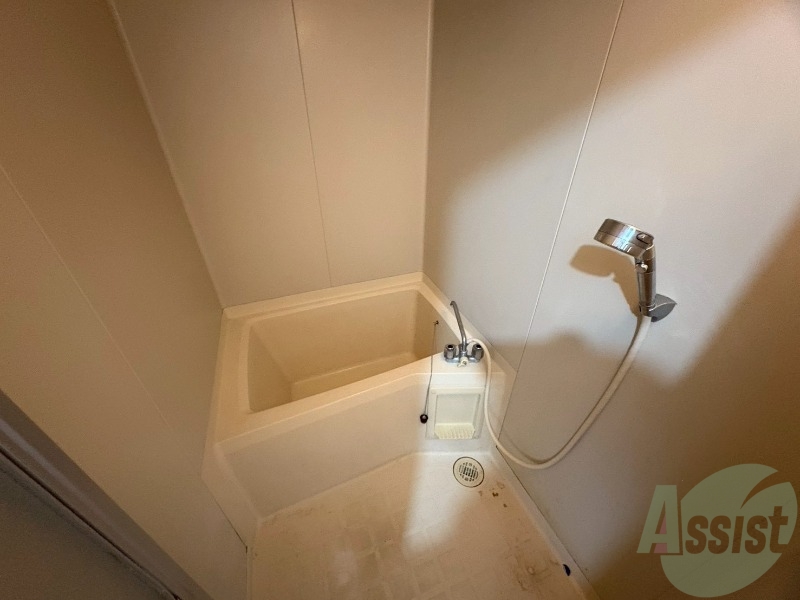 バス・シャワールーム　浴室です。浴槽は全身入るくらいの大きさです。