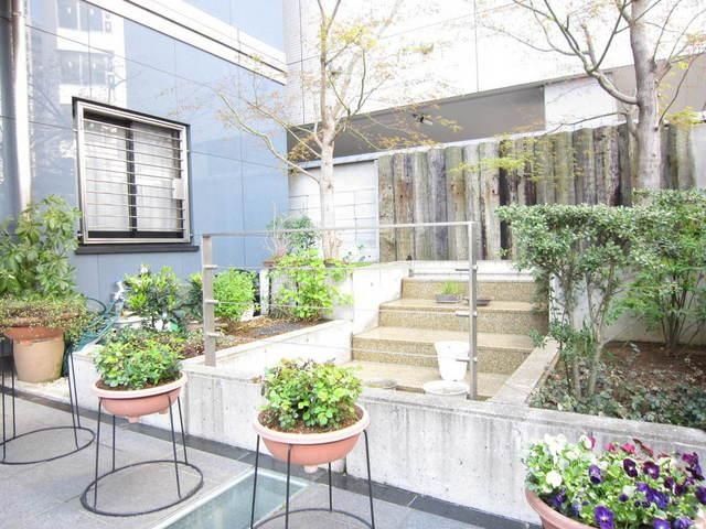 エントランス　緑のあるエントランススペース