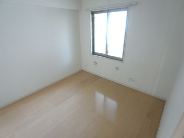 玄関　５帖の洋間です。