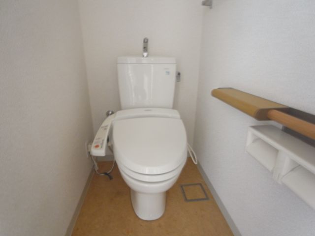 トイレ　シャワー付きトイレです。