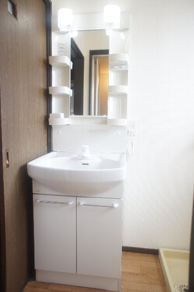 洗面設備　嬉しい独立洗面台があります。