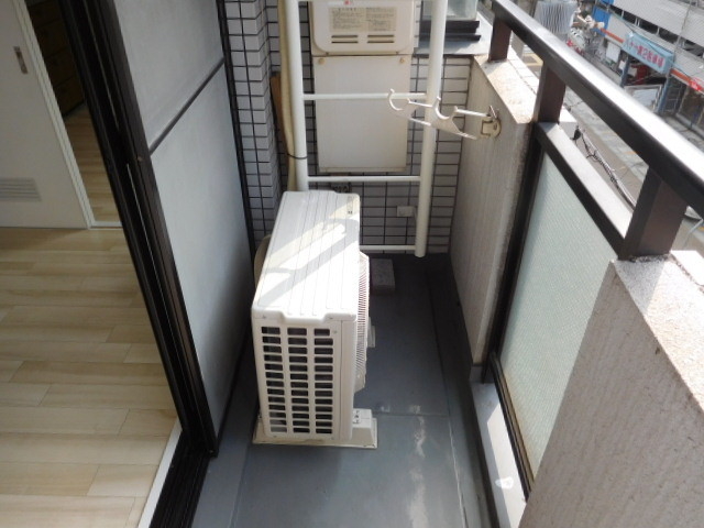 バルコニー　明るいバルコニーで毎日の洗濯物も楽しくなります