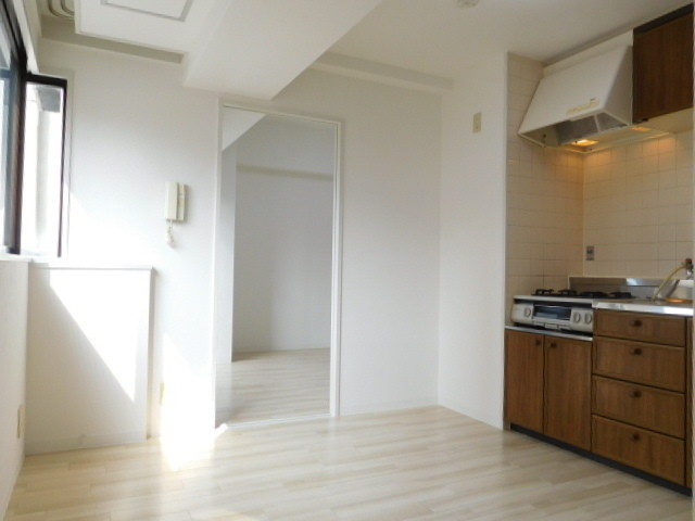 居室・リビング　窓が多く明るいお部屋ですよー