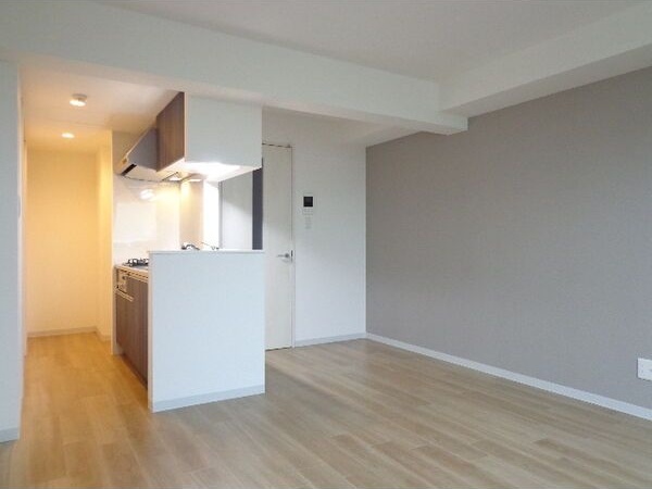 居室・リビング　明るい居間で気持ちまで明るくなりますね！