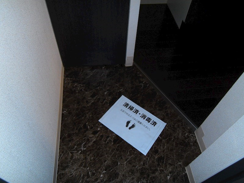 玄関　見学予約受け付け中。設備充実のハイグレード賃貸マンションです