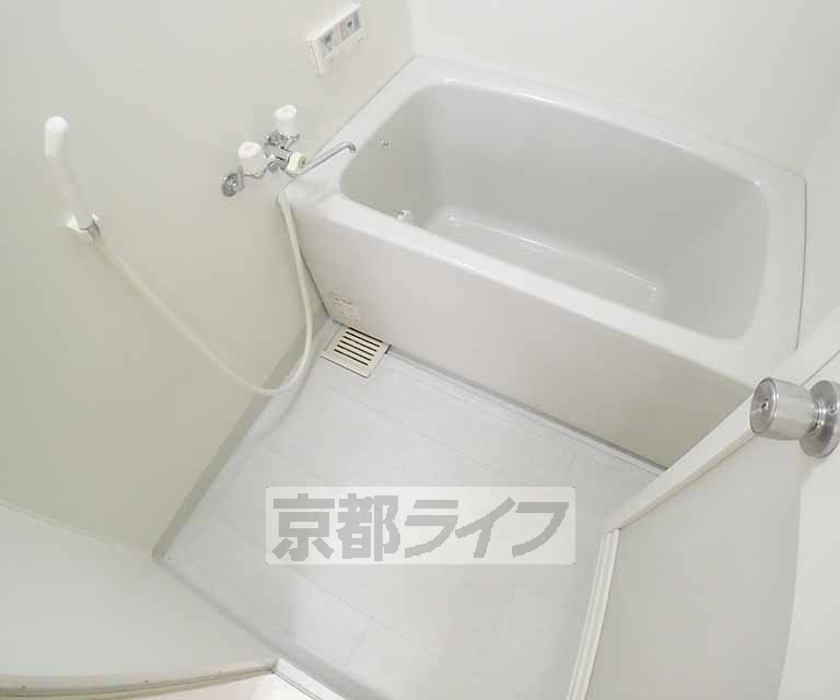 バス・シャワールーム　清潔感のあるバスルームです。