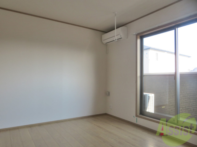 その他部屋・スペース　７帖の洋室には、ベッドを置いても十分スペースあります。