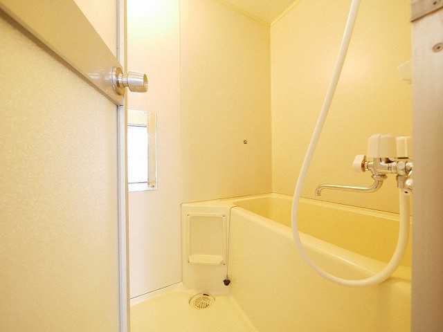 バス・シャワールーム　コンパクトで使いやすいお風呂です