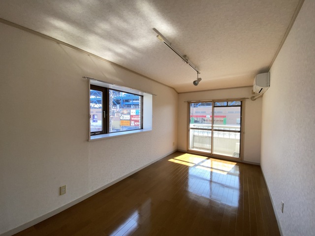 居室・リビング　２面採光で清清しい朝を。。。