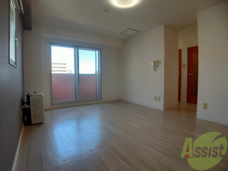 その他部屋・スペース　別の角度から洋室を撮影しました。日射しがあり明るい印象。