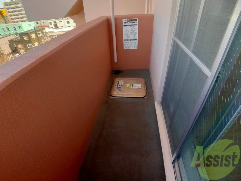 バルコニー　こちらはバルコニー。洗濯物が干せるようになっています。