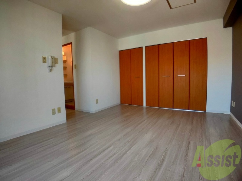 居室・リビング　８．９帖の洋室です。広々として、きれいですね。