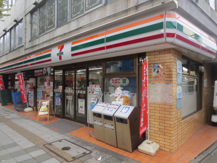 コンビニ　セブンイレブン駒沢大学駅西店（コンビニ）まで210m