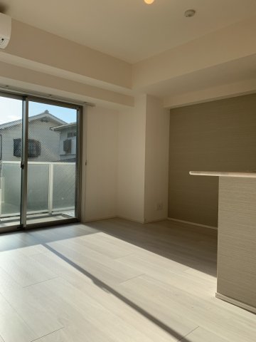 居室・リビング　落ち着いた色合いの床材を使用した居住空間です。