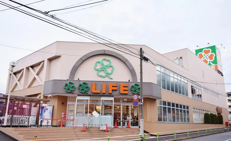 スーパー　ライフ赤塚店（スーパー）まで242m