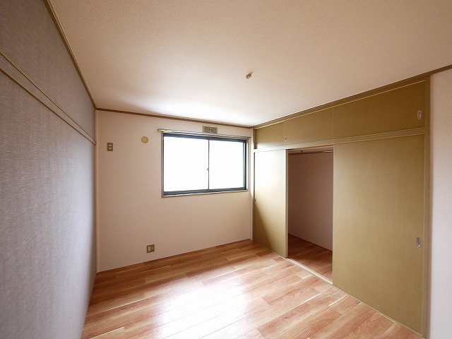 その他部屋・スペース　落ち着いた色調の寝室です