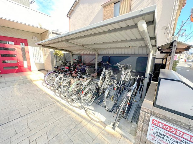 駐車場　敷地内にある駐輪場。雨の日にはうれしい屋根つきです。