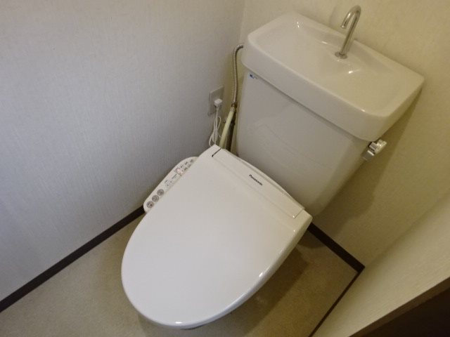 トイレ　写真は205号室です（参考）