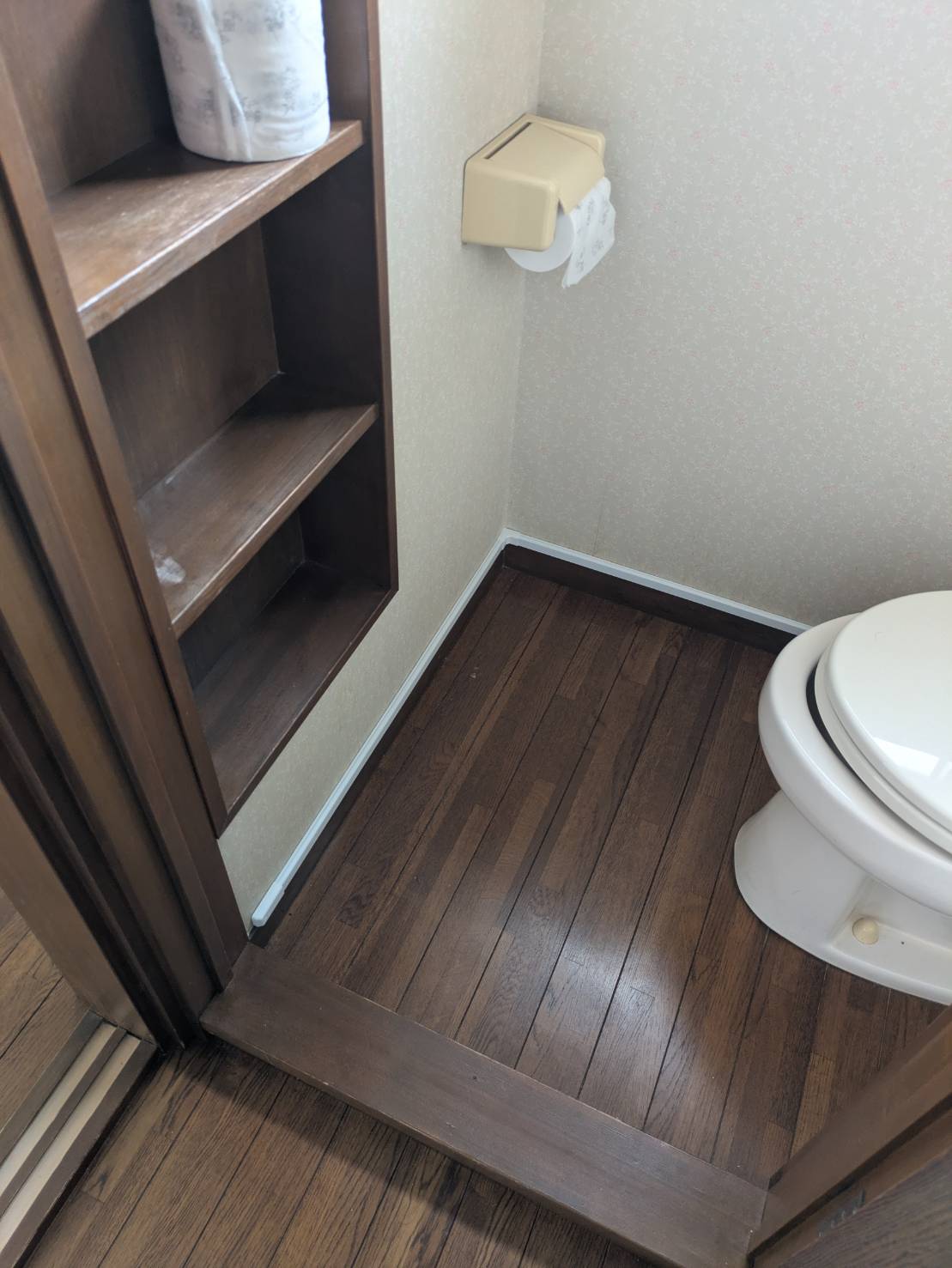 トイレ　収納有り