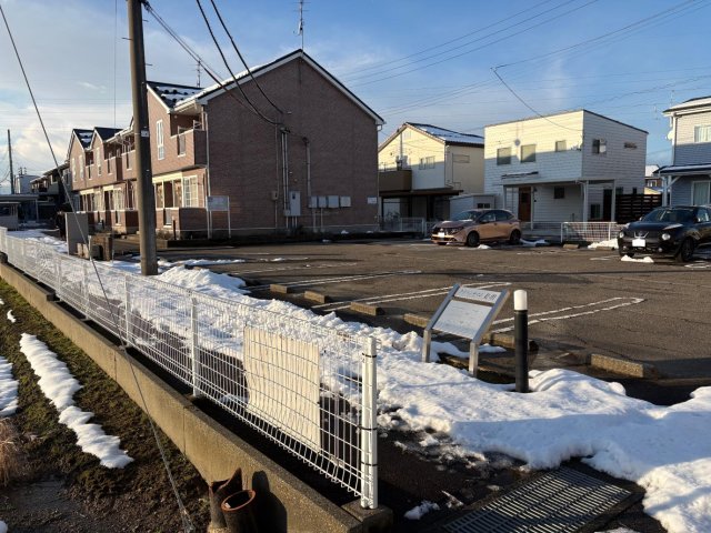 駐車場　車もとめやすい、広々とした駐車場です