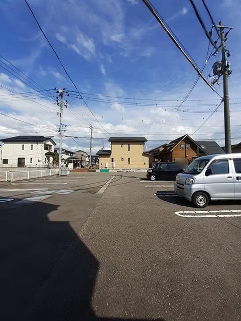 眺望　車も停めやすい、広々とした駐車場です