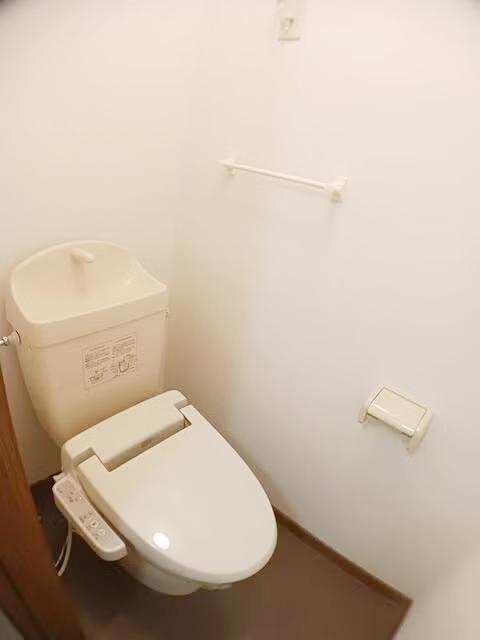 トイレ　温水洗浄便座がついた清潔感のあるトイレです
