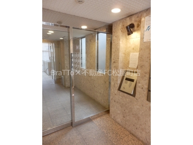 エントランス　マンション共用部分（オートロック付き）