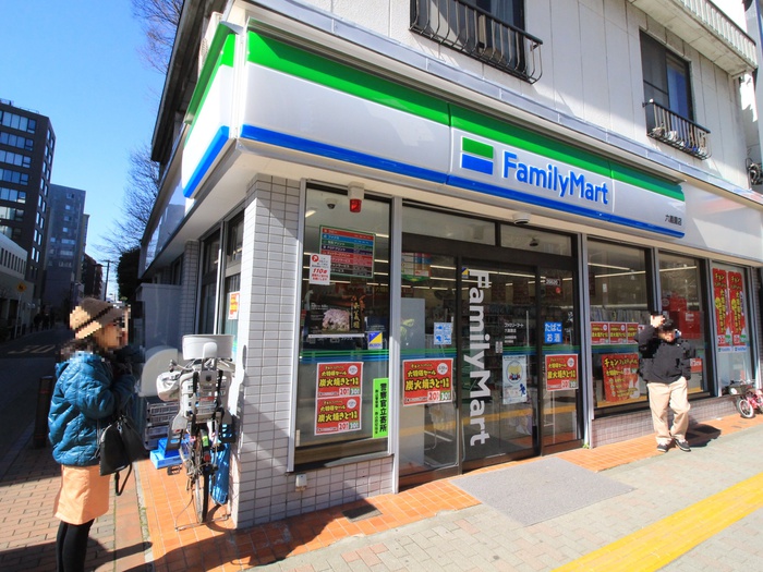 コンビニ　ファミリーマート六義園店（コンビニ）まで440m