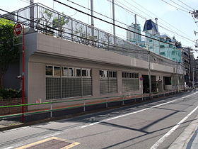 小学校　港区立赤坂小学校（小学校）まで303m