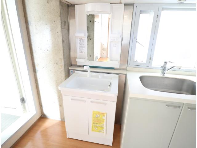 洗面設備　明るい洗面所です