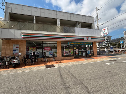 コンビニ　セブンイレブン神戸本山中町4丁目店（コンビニ）まで205m