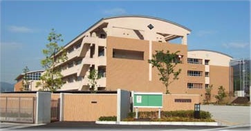 中学校　四国中央市立三島東中学校（中学校）まで485m