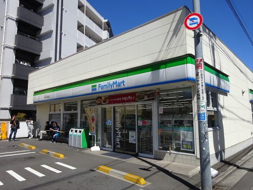コンビニ　ファミリーマート 下馬駒沢通り店（コンビニ）まで262m