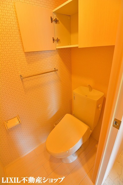 トイレ　上部に収納のある温水洗浄暖房便座のトイレです。