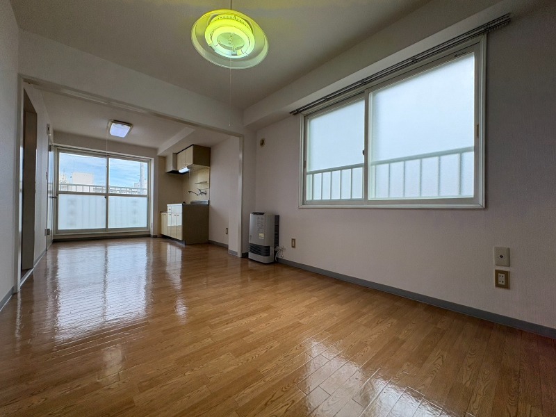 その他部屋・スペース　木目のフローリングが落ち着くお部屋ですね。
