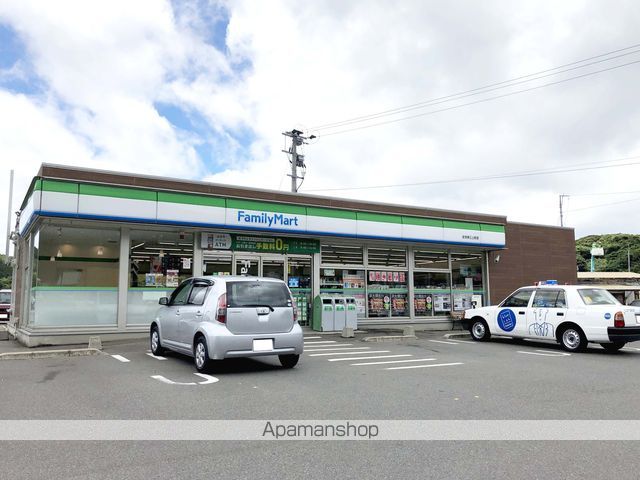 コンビニ　ファミリーマート（コンビニ）まで800m