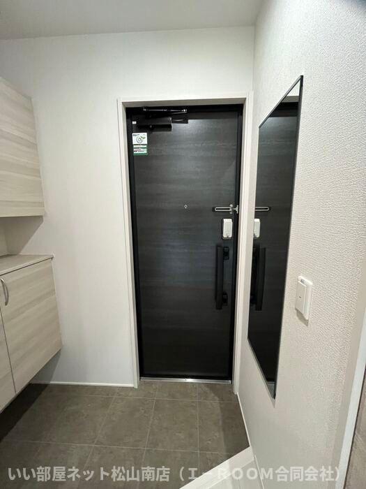 ベルマティーナ南松山の玄関写真