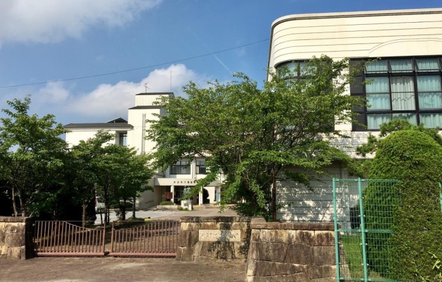 中学校　彦根市立稲枝中学校（中学校）まで2500m