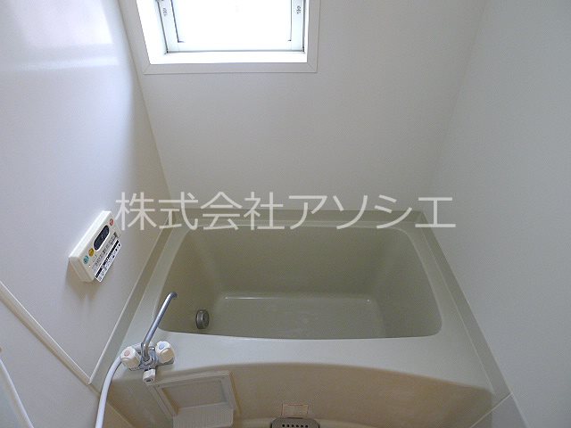 バス・シャワールーム　窓付きのバス