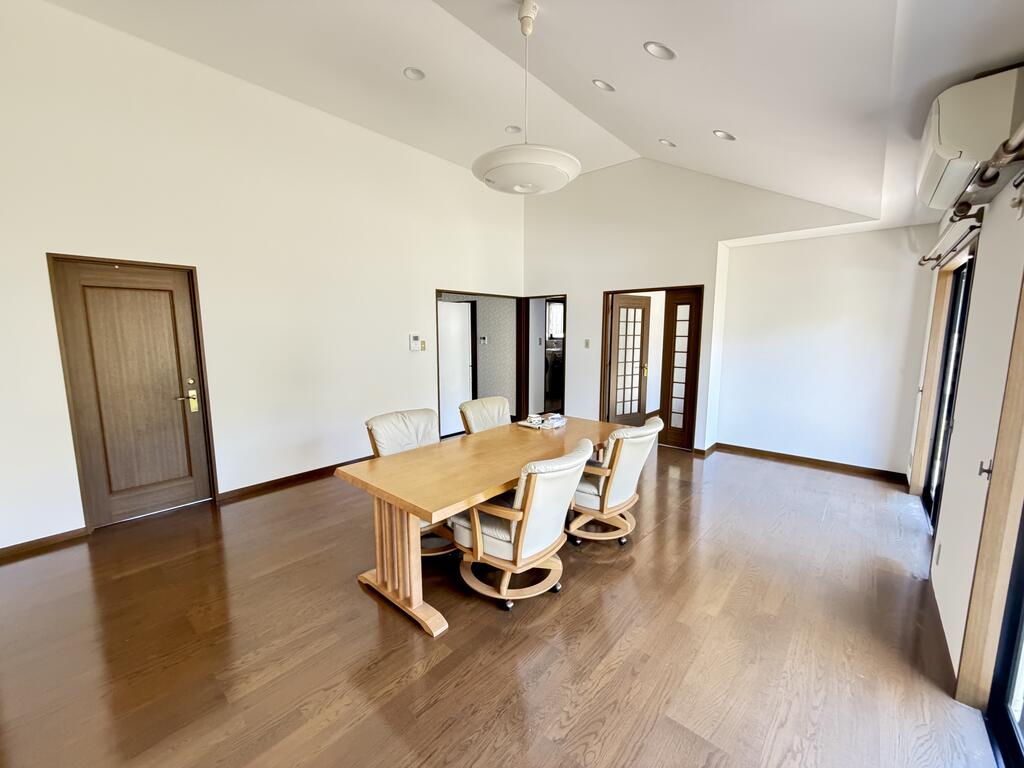 常磐下船尾戸建の居間写真