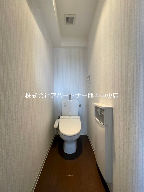 トイレ　ウォシュレット付★収納スペースも有ります