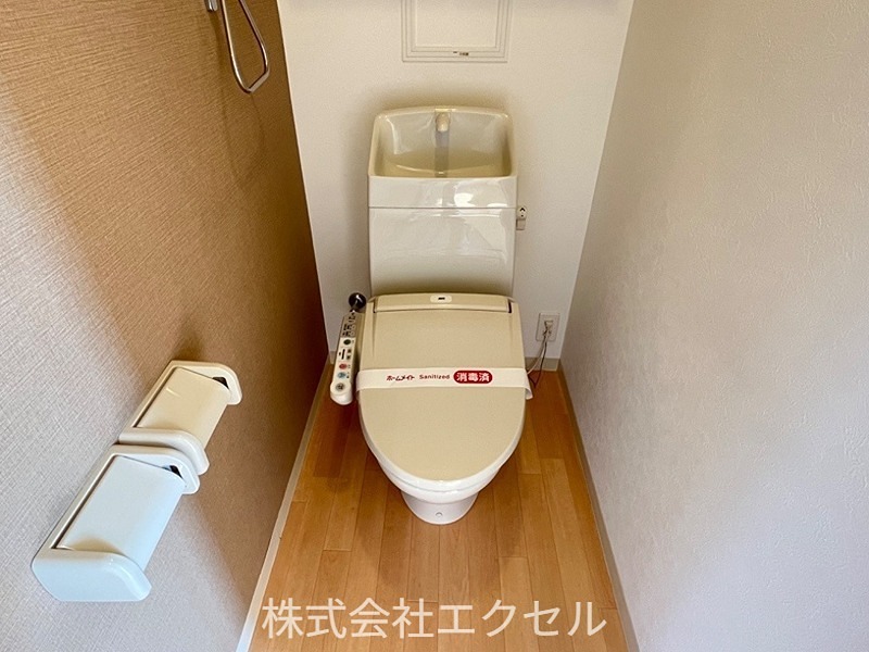 トイレ　温水洗浄便座です。