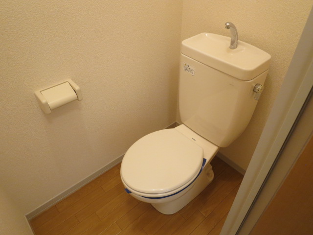 トイレ　洗浄便座付となります。
